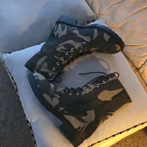 Women's Camouflage Lace-Up Combat Boots  💚   NEW  ✨️✨️ SIZE 11  ✨️